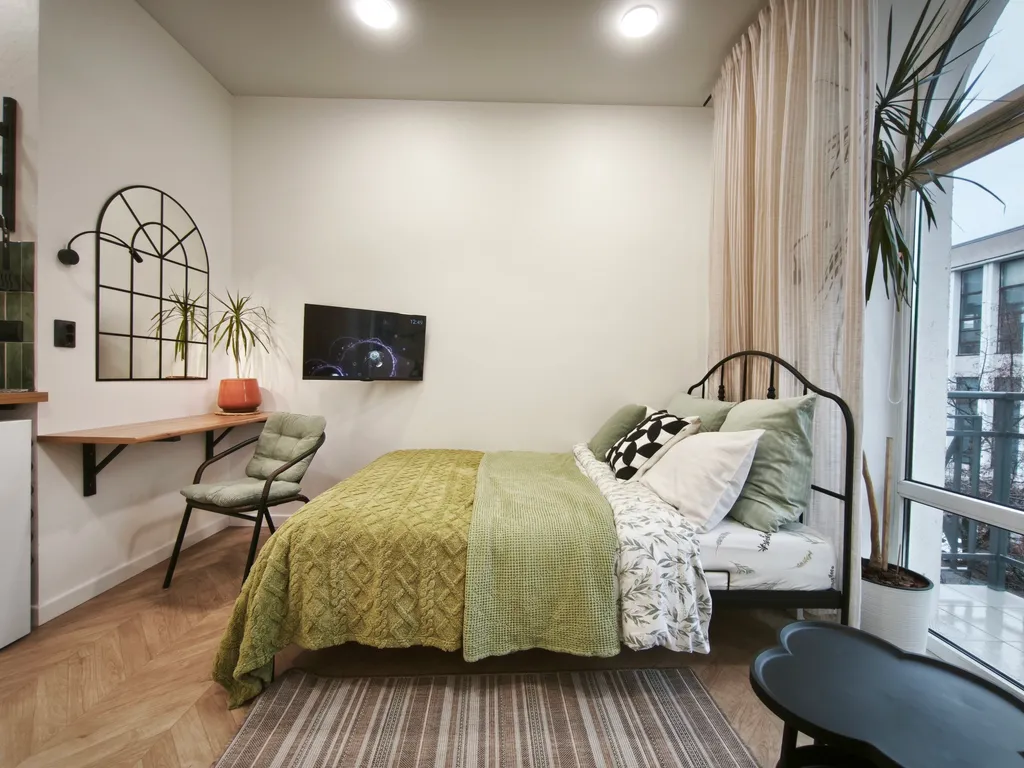 Центр. Сталинка с балконом с красивым видом на бульвар возле университа