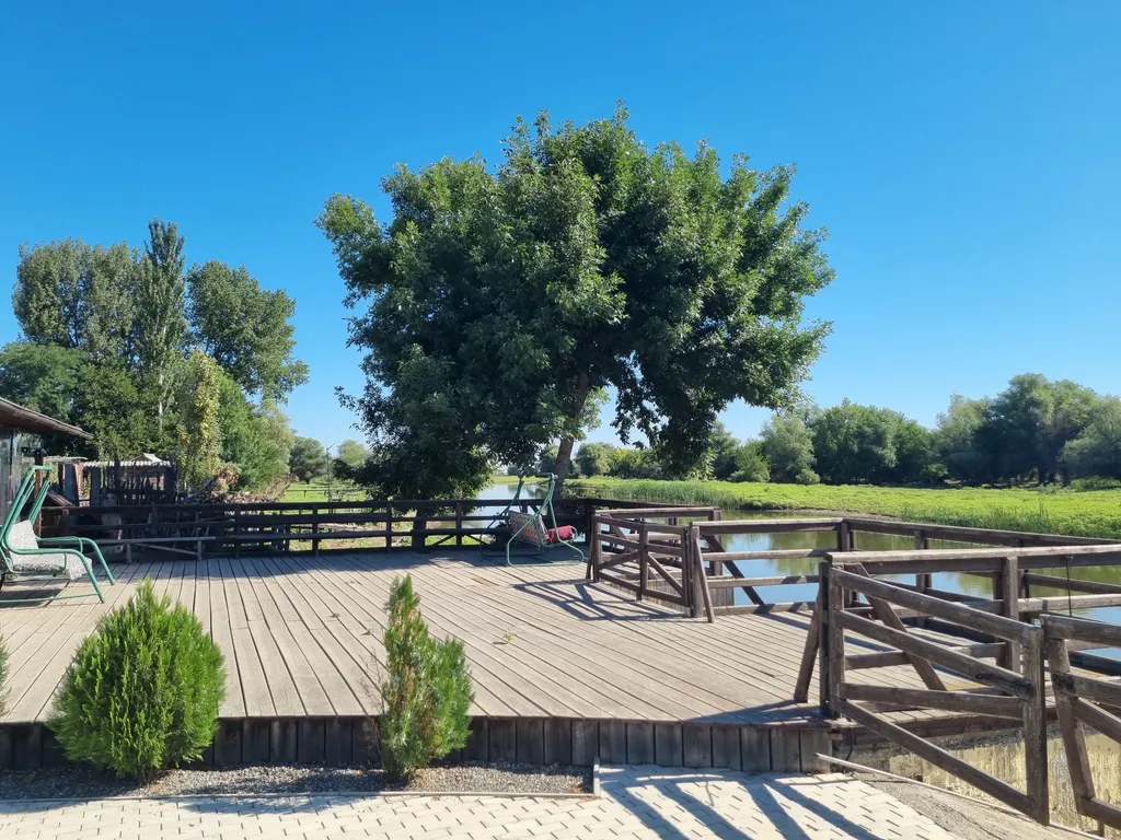 Уютный дом на берегу реки