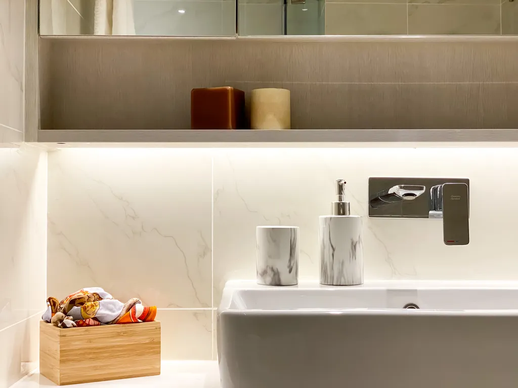 Две спальни с видом на озеро и море