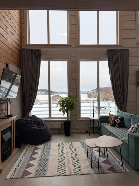 Большой дом с видом на озеро, 3 спальнями, сауной и детской площадкой