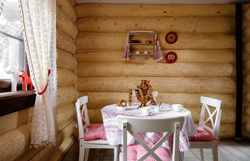 Эко-коттедж в русском стиле с панорамными окнами и террасой в лес