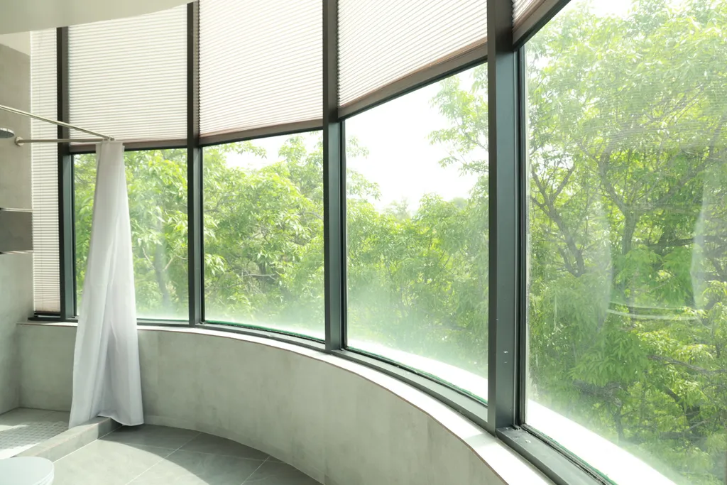 Номер с кроватью размера king-size и видом на сад