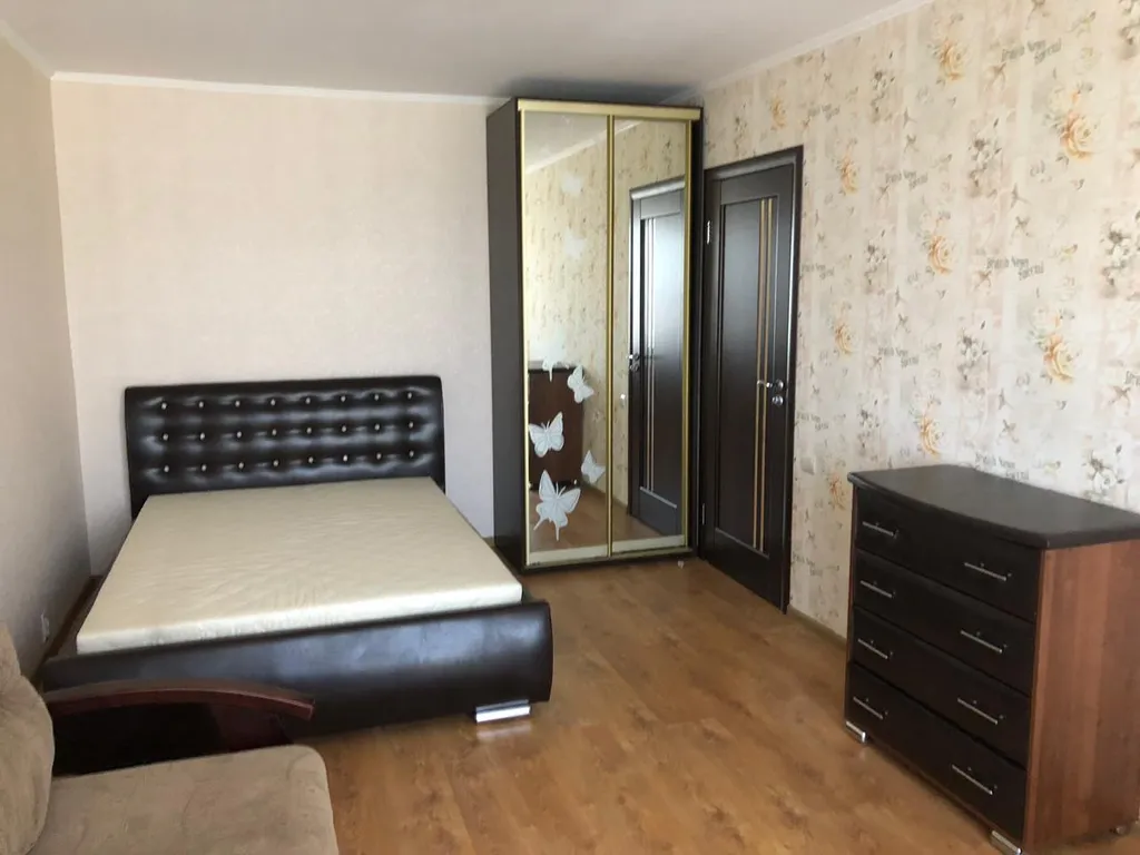 Большой дом в Евпатории со своим двором