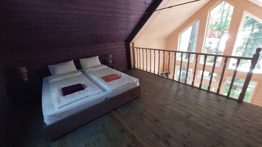 Барнхаус в лесу с розовой гостиной