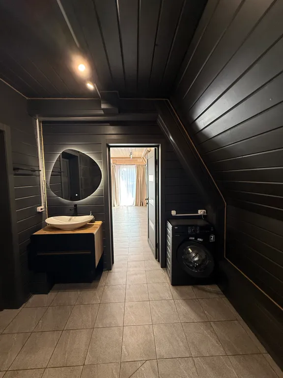 Большой треугольный домик с камином, с ванной у окна с видом на лес