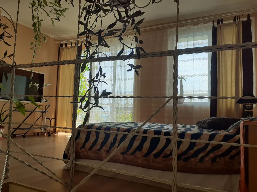 Дом 2 уровня со своим двором