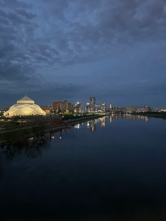 Современная квартира у набережной