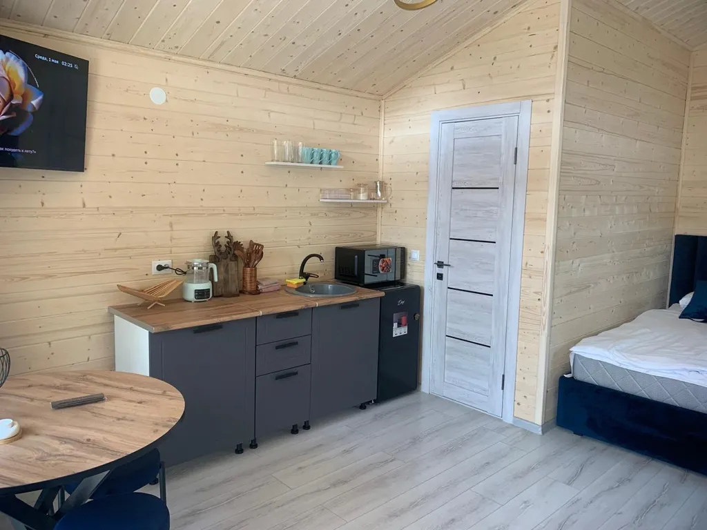 Домик у реки возле канатной дороги