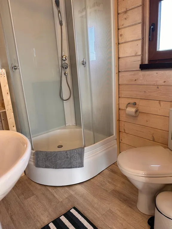 Коттедж Апартаменты с видом на море Комната 35 кв.м, кухня-веранда 18 кв.м. — Кучугуры