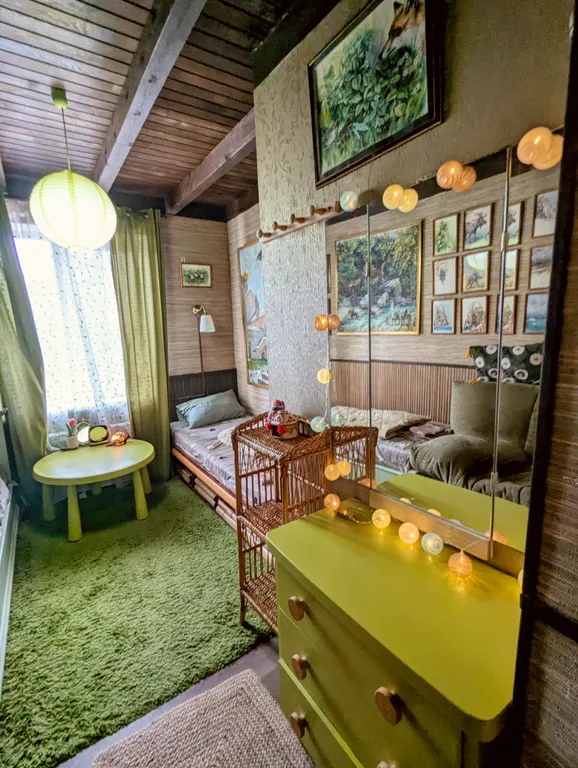 Большой красивый дом с камином в лесу