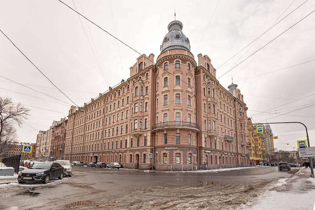 Двухуровневая студия в 2 минутах ходьбы от метро Петроградская
