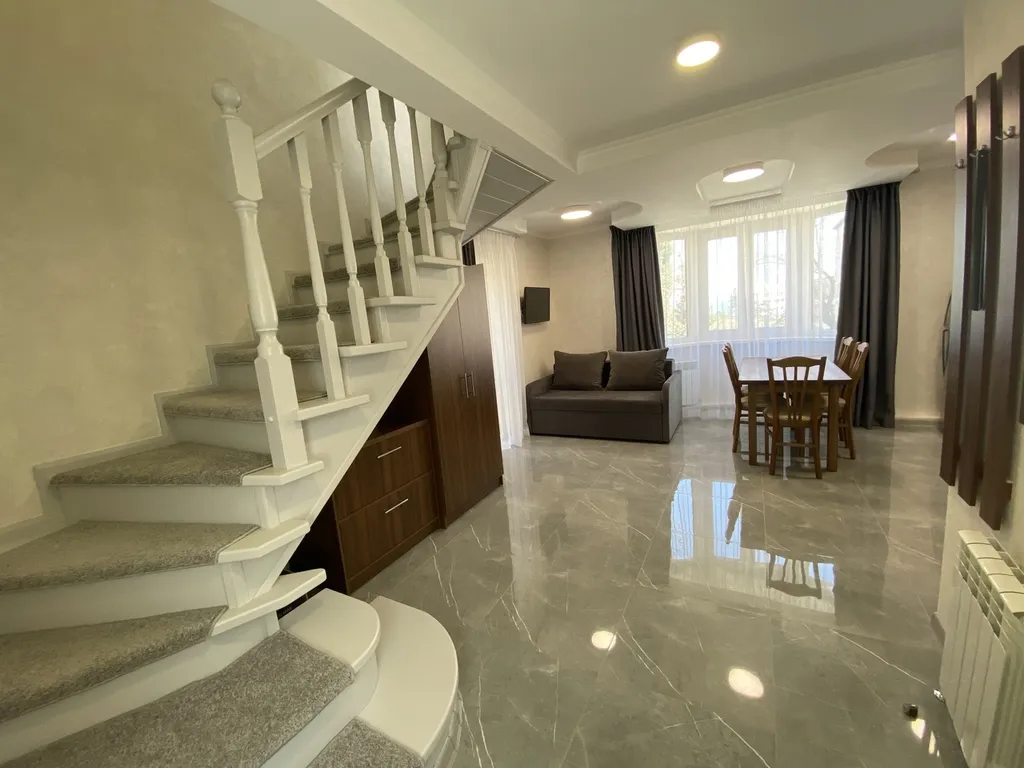 Уютный двухэтажный коттедж в самом центре