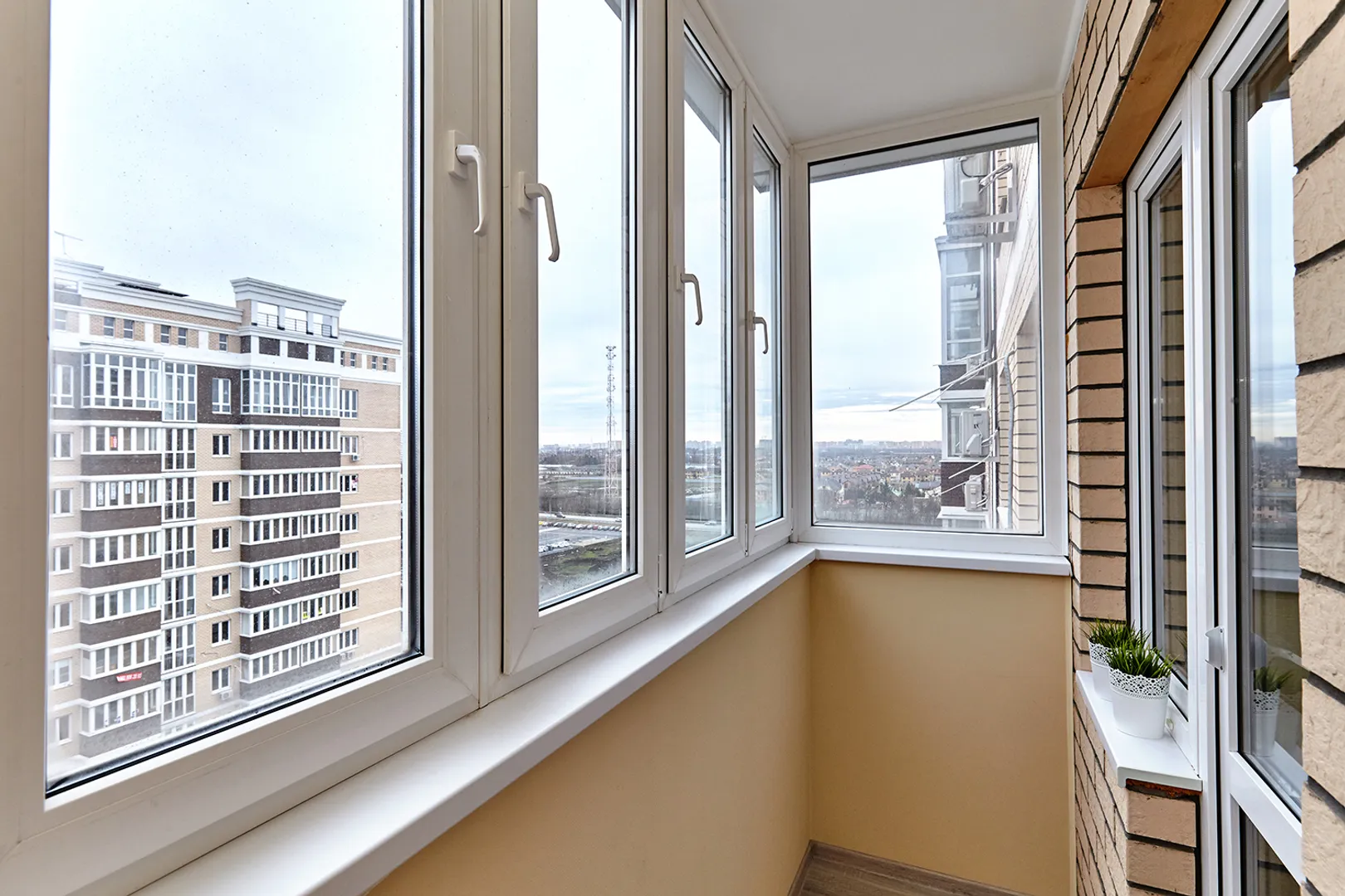 Остекленный балкон с прекрасным видом с высокого этажа