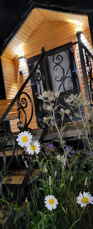 Двух этажный дом с видом на горы и реку