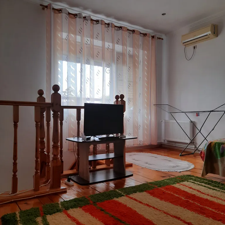 Половина двухэтажного дома у моря