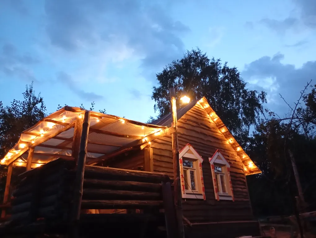 Изба с уютом детства, деревенский дом с баней и русским бытом