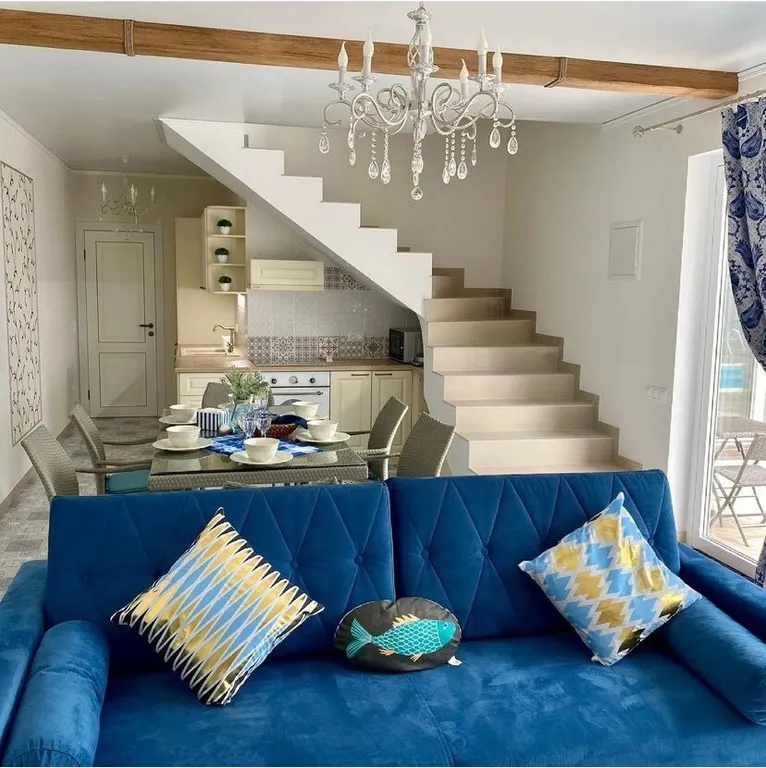 Дом в лесу с видом на море