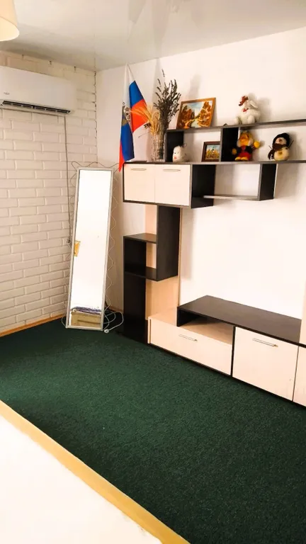 Дом у пруда в окружении гор