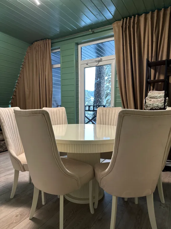 А-фрейм с видом на горы и лес