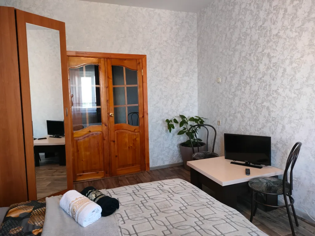 Квартира расположена у РЖД вокзала, до дома -10 -15 минут идти