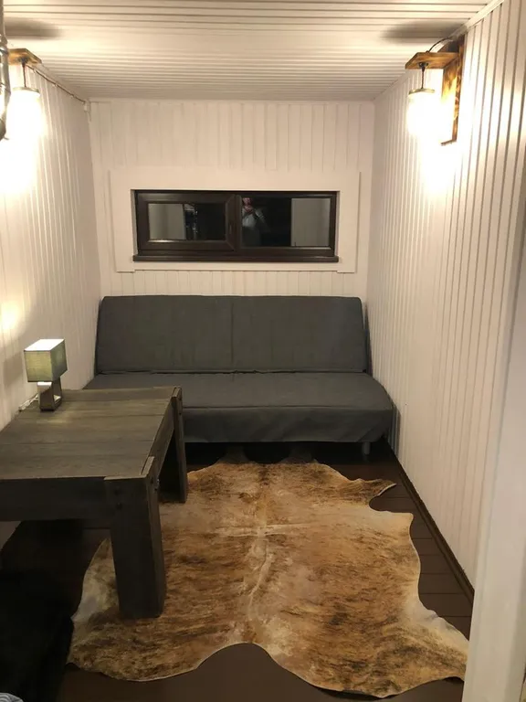 Деревянный дом у озера