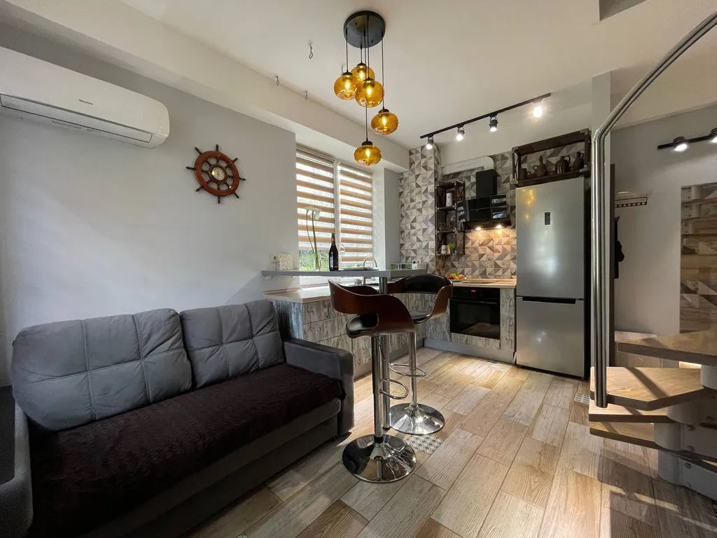 Двухуровневая квартира с дизайнерским ремонтом возле моря