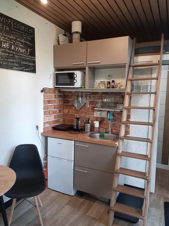 Дом на склоне холма у реки