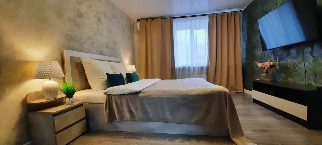 Светлая квартира с большой кроватью и Smart TV