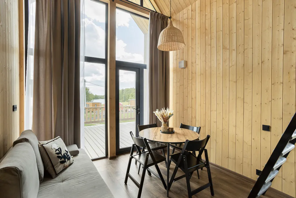 Барн с вторым светом и видом на реку