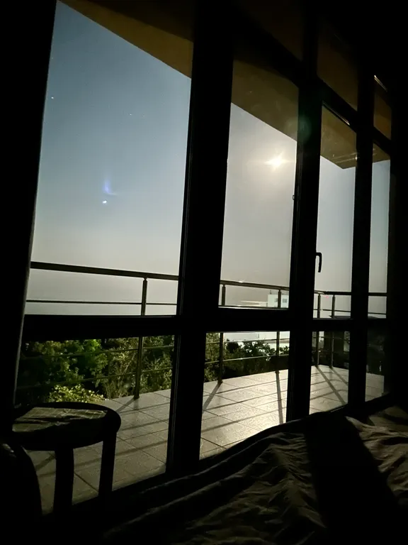 Просторная квартира-люкс в стиле английской классики с панорамным видом