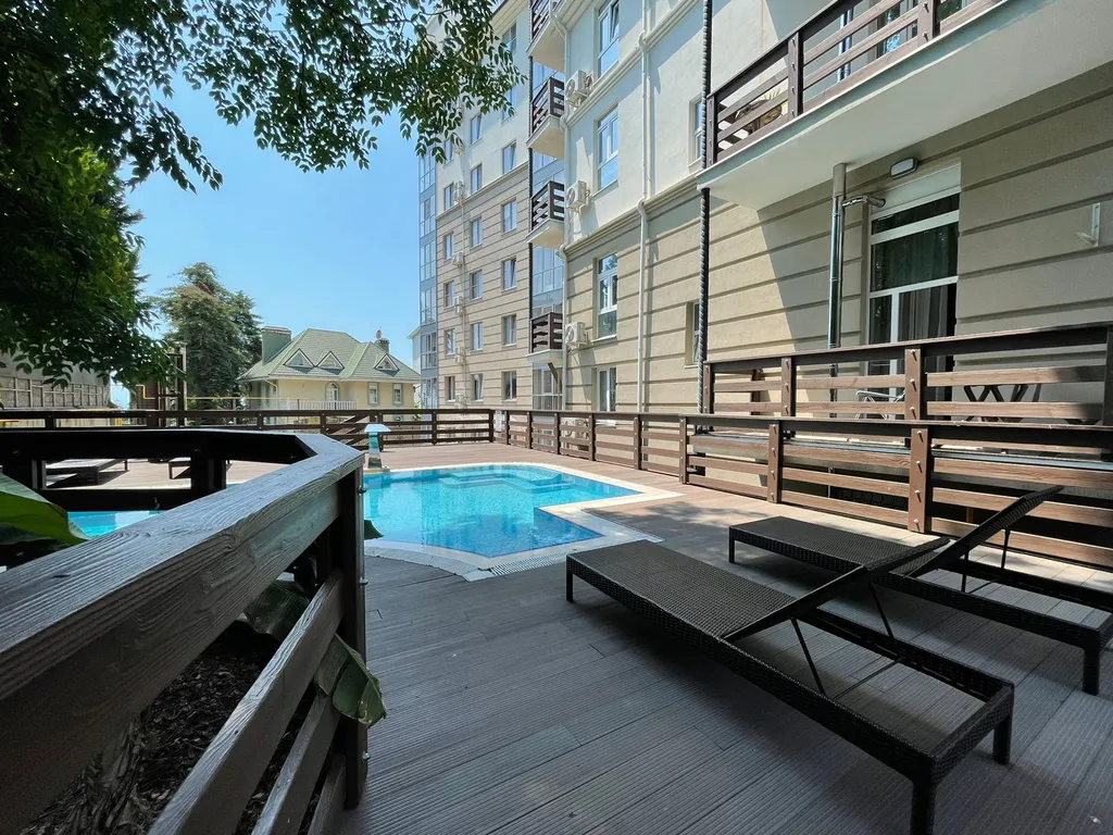 Дизайнерская квартира с бассейном и выделенной спальней