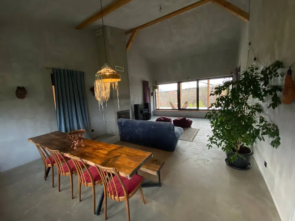 Дом у реки с видом на лес