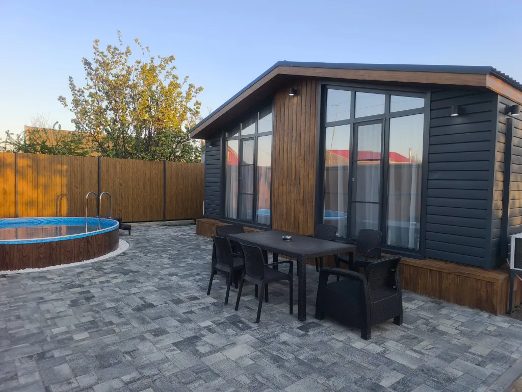 Коттедж без соседей со своим подогреваемым бассейном — аренда посуточно в Голубицкая