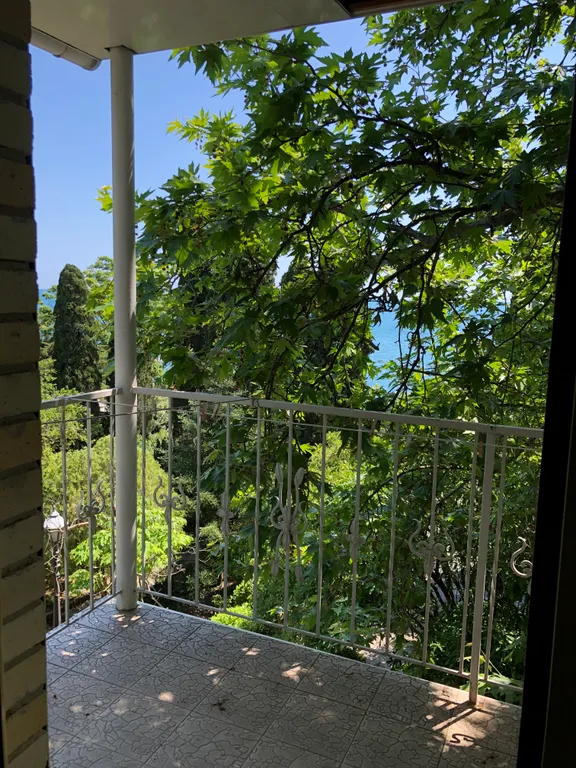 Дом на берегу моря в Ялте со своим двориком