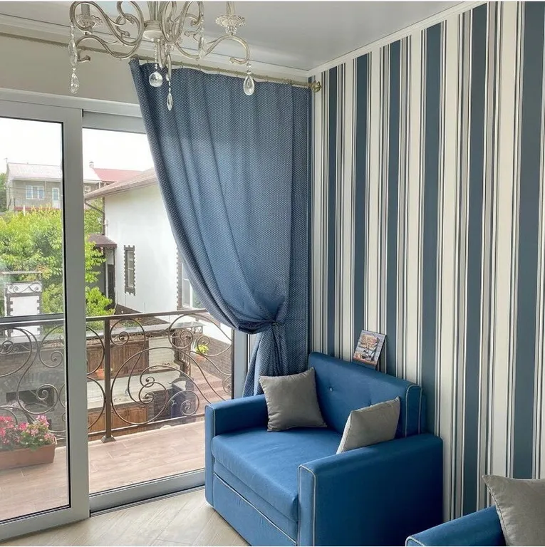 Дом в лесу с видом на море