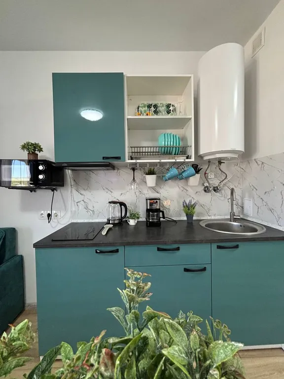 Уютная студия с террасой с видом на горы и бассейны