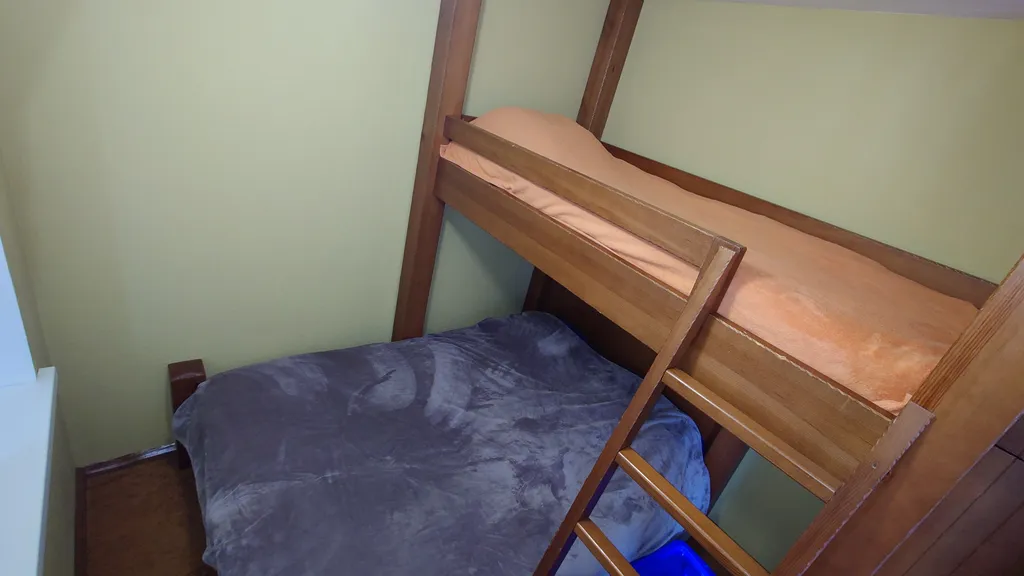 Студия 2 комнаты. 
5 спальных мест. В центре посёлка.