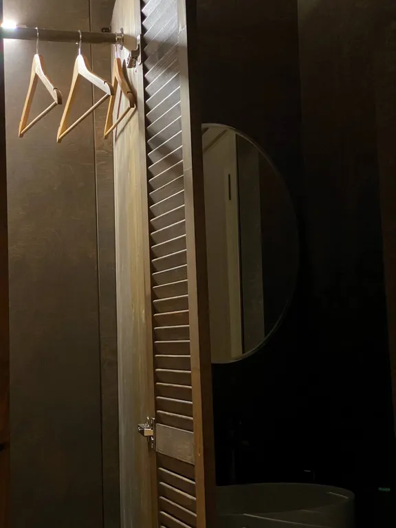 Коттедж Кемпинг на конюшне. Домик с видом на лошадей — Стеклянный