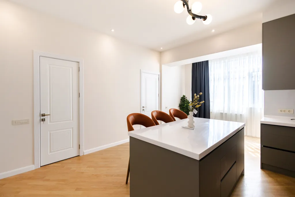 Современная квартира с двумя спальнями и новым ремонтом в центре