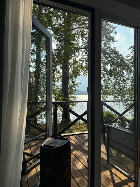 Уютный дом с видом на озеро