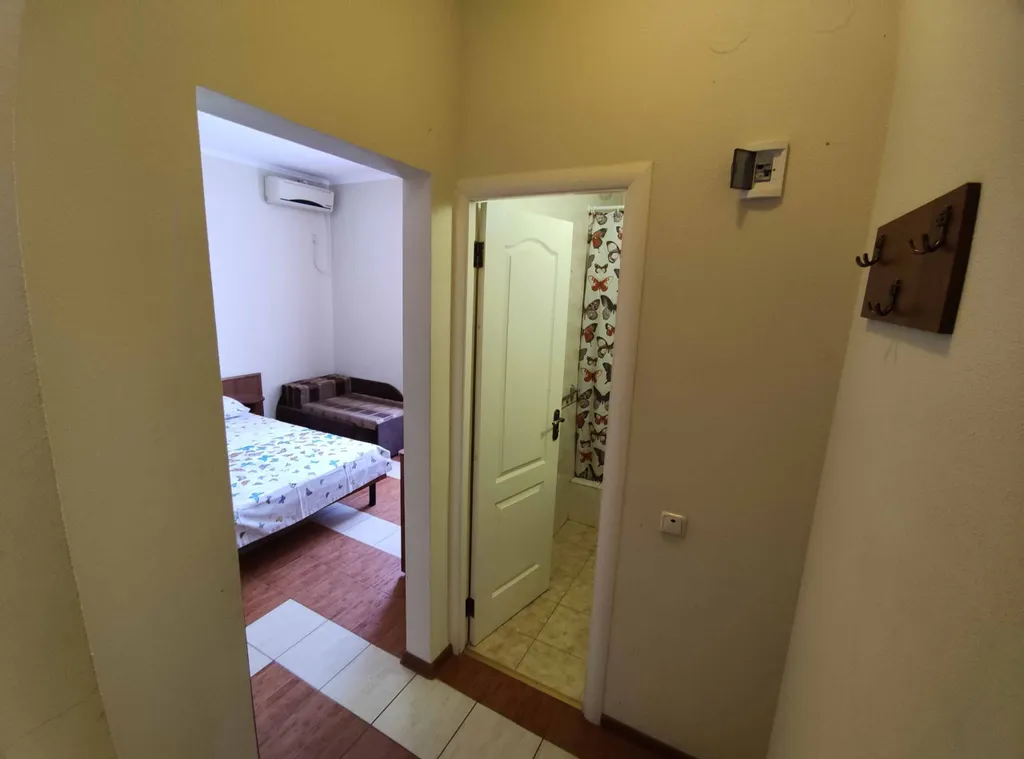 №13 Трёхместный номер с балконом с видом на парковку.