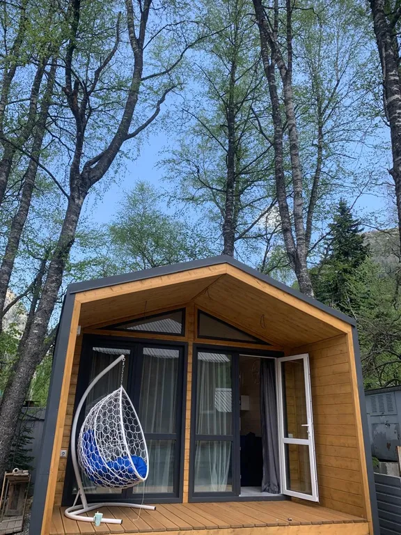 Домик у реки возле канатной дороги