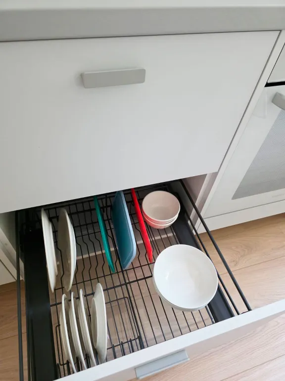 Новые апартаменты с высокими окнами на пешеходной улице