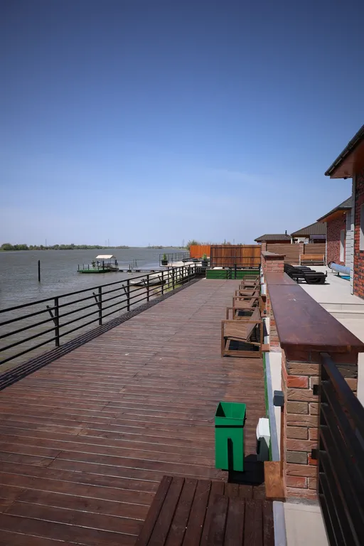 Вилла с бассейном на берегу реки в 30 минутах от центра города