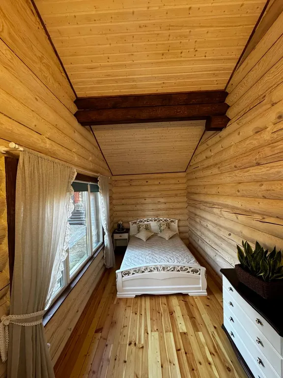 Уютный гостевой дом из бревна у озера