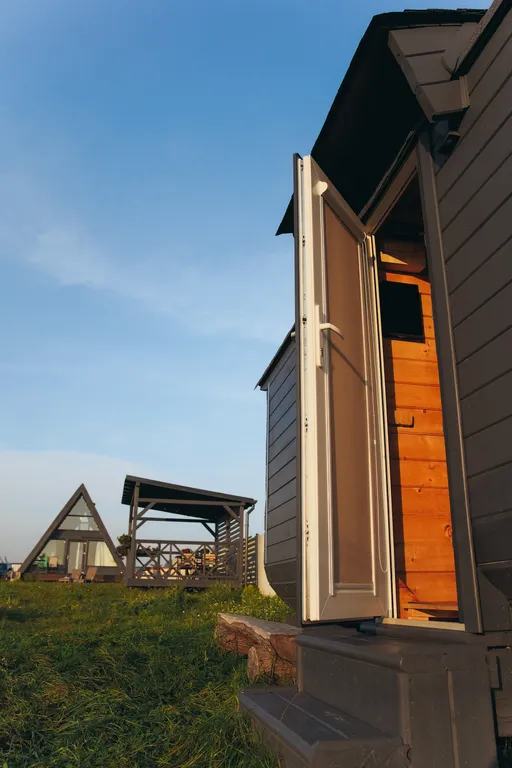 А-фрейм Ель на берегу реки