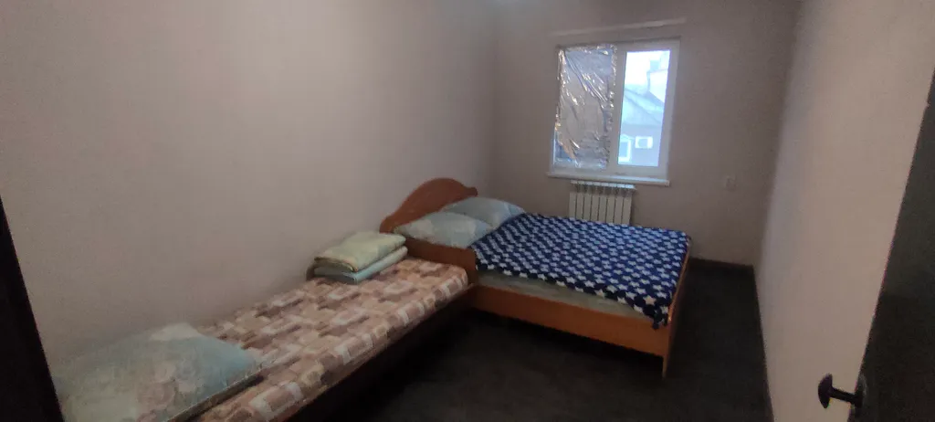 Коттеджи на берегу озера в парке