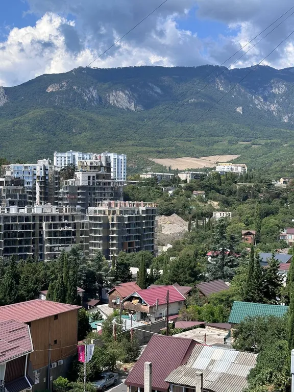 Двухкомнатная квартира с залом и видом на горы