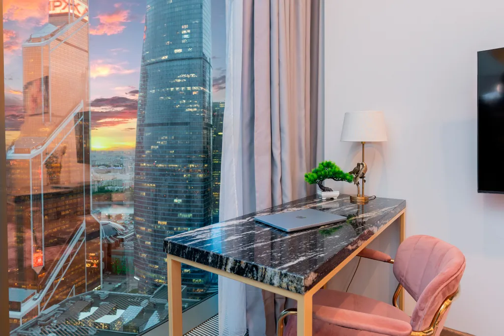 Sky City Moscow LUX Студия с большим окном с видом на башни и город