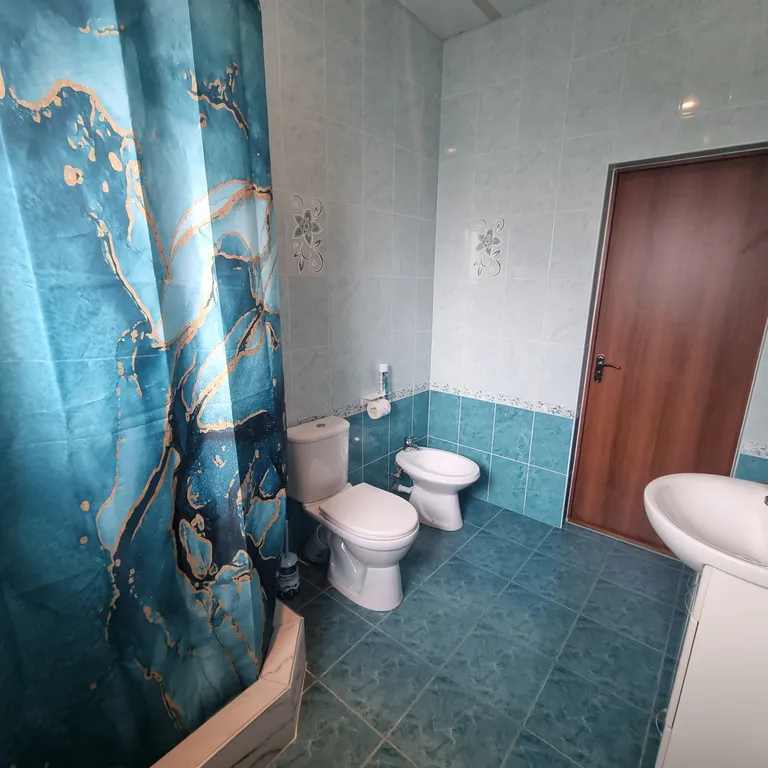 Двухместный эконом с двумя кроватями. Ванная своя напротив номера